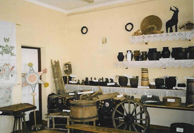 Muzealne eksponaty: gliniane naczynia, wyroby ze słomy i brzozy